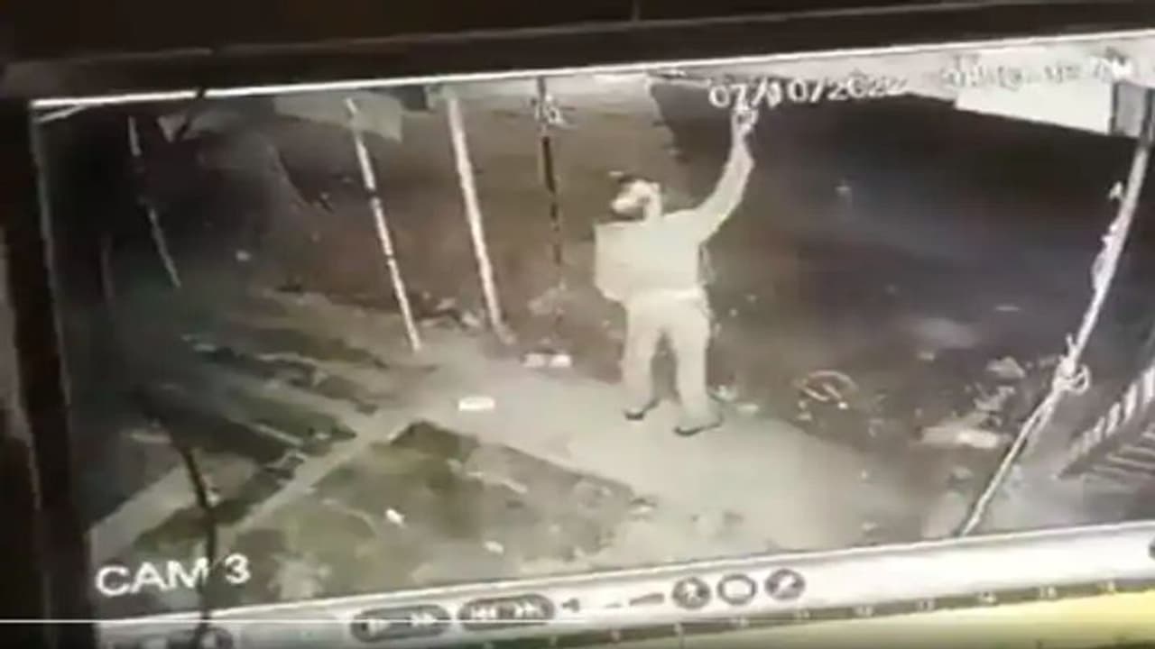 పాన్ షాప్ ముందటి బల్బ్ దొంగిలించిన నైట్ డ్యూటీలోని పోలీసు.. వీడియో వైరల్..పోలీసుపై యాక్షన్ పాన్ షాప్ ముందటి బల్బ్ దొంగిలించిన నైట్ డ్యూటీలోని పోలీసు.. వీడియో వైరల్..పోలీసుపై యాక్షన్