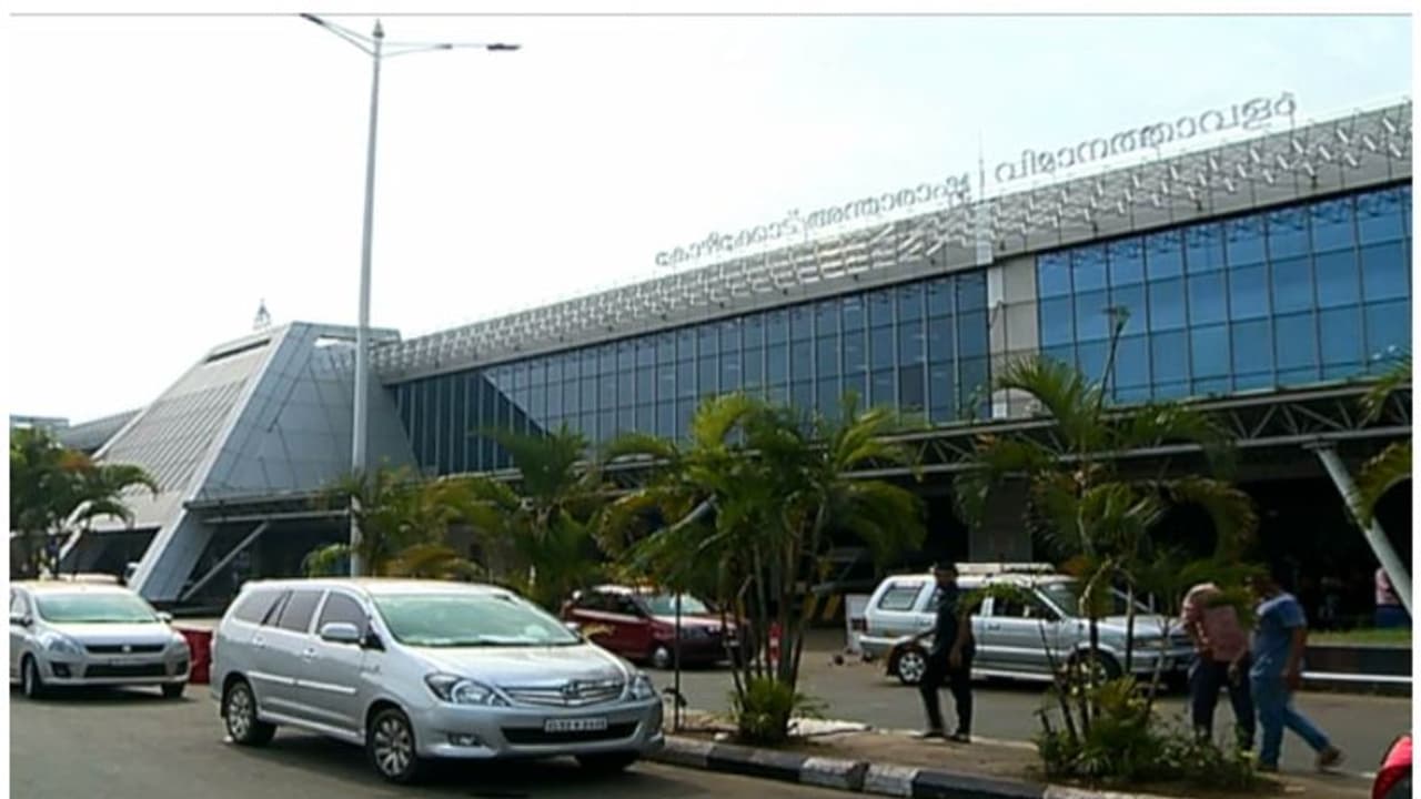 കസ്റ്റംസ് കാണാത്തത് പൊലീസ് കണ്ടു, മ്യൂസിക് പ്ലെയറിന്റെ ബാറ്ററി കേസിൽ സ്വർണ്ണം, കരിപ്പൂരിൽ യുവാവ് അറസ്റ്റിൽ കസ്റ്റംസ് കാണാത്തത് പൊലീസ് കണ്ടു, മ്യൂസിക് പ്ലെയറിന്റെ ബാറ്ററി കേസിൽ സ്വർണ്ണം, കരിപ്പൂരിൽ യുവാവ് അറസ്റ്റിൽ