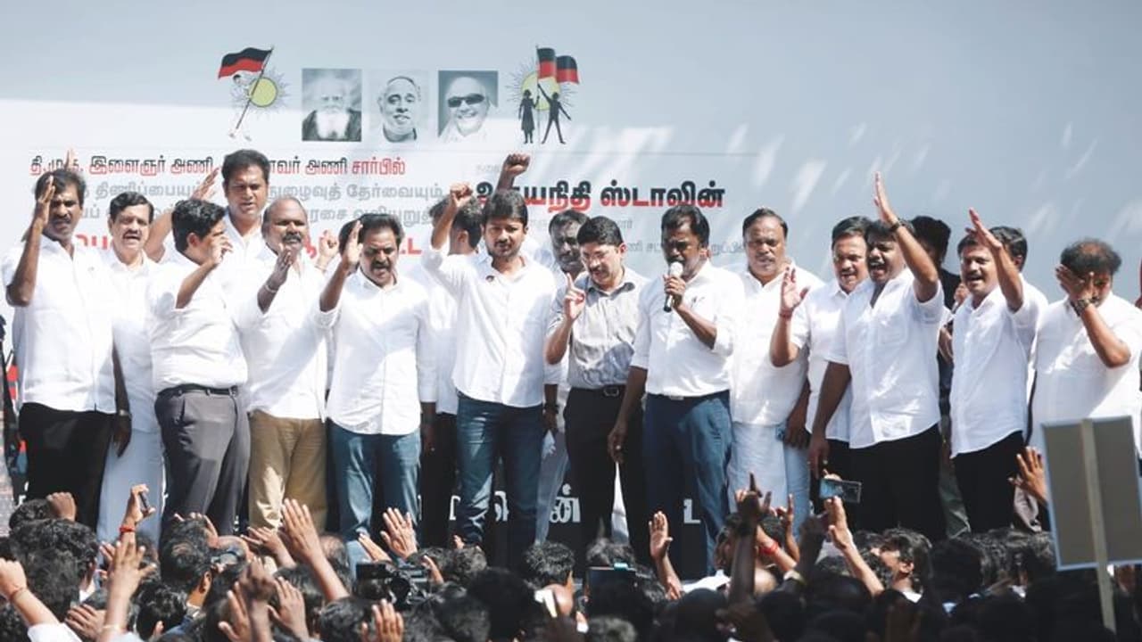 హిందీ విధింపుపై తమిళనాడులో ఆందోళనలు.. డీఎంకే నిరసనలకు ఉదయనిధి స్టాలిన్ నాయకత్వం హిందీ విధింపుపై తమిళనాడులో ఆందోళనలు.. డీఎంకే నిరసనలకు ఉదయనిధి స్టాలిన్ నాయకత్వం