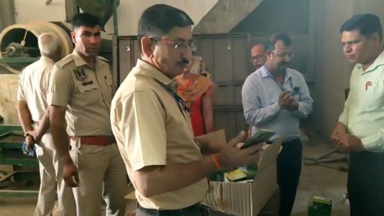 राजस्थान में मिलावट बेकाबूः 40 रुपए में बन रहा 500 रुपए में बिकने वाला नकली घी, नामी कंपनी के पैकेट बरामद राजस्थान में मिलावट बेकाबूः 40 रुपए में बन रहा 500 रुपए में बिकने वाला नकली घी, नामी कंपनी के पैकेट बरामद