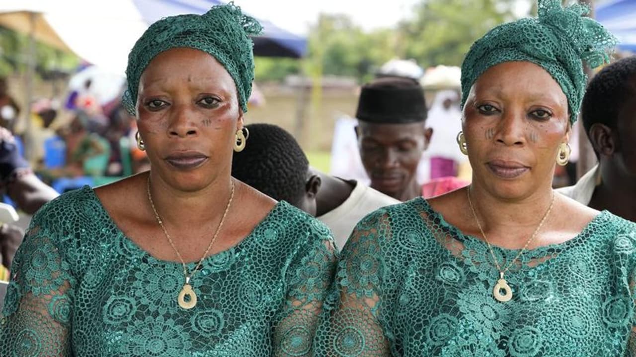 ഒരു ഗ്രാമത്തിലെ മുഴുവന് വീടുകളിലും ഇരട്ടകള്! ഒരു ഗ്രാമത്തിലെ മുഴുവന് വീടുകളിലും ഇരട്ടകള്!