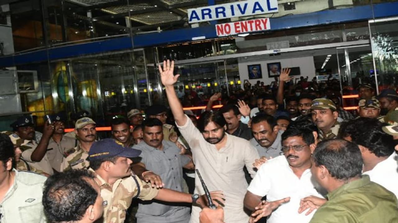 విశాఖలో ఉద్రిక్తత: పవన్ కళ్యాణ్ కు వ్యతిరేకంగా ఆందోళన, రంగంలోకి పోలీసులు విశాఖలో ఉద్రిక్తత: పవన్ కళ్యాణ్ కు వ్యతిరేకంగా ఆందోళన, రంగంలోకి పోలీసులు