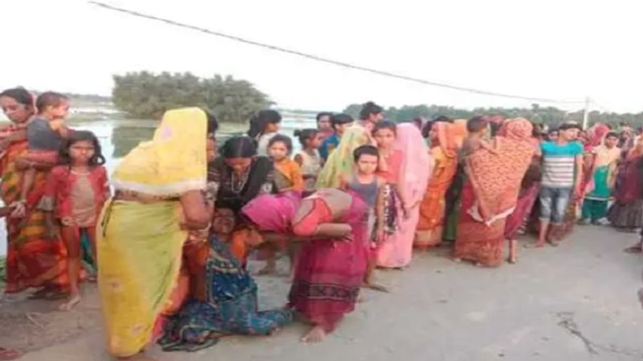 बरंडी नदी की तेज धारा में पलटी नाव, 12 सवारों में 4 को बचाया गया, 8 अभी तक लापता बरंडी नदी की तेज धारा में पलटी नाव, 12 सवारों में 4 को बचाया गया, 8 अभी तक लापता