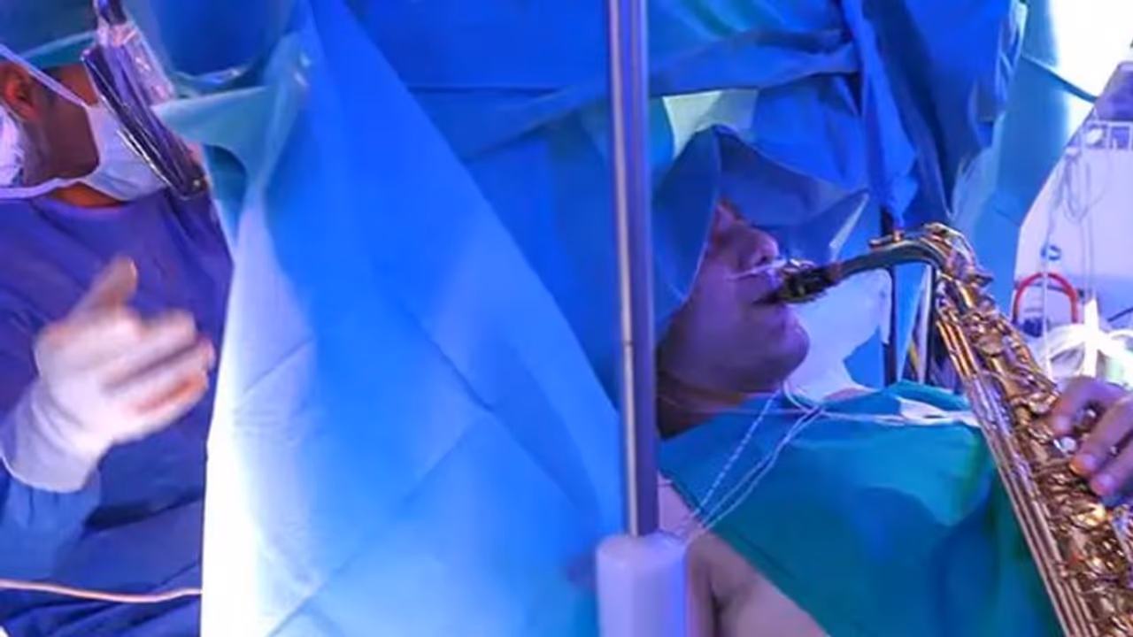 തലച്ചോറില്‍ 9 മണിക്കൂര്‍ നീണ്ട ശസ്ത്രക്രിയ; സാക്സോഫോണ്‍ വായിച്ച് രോഗി...