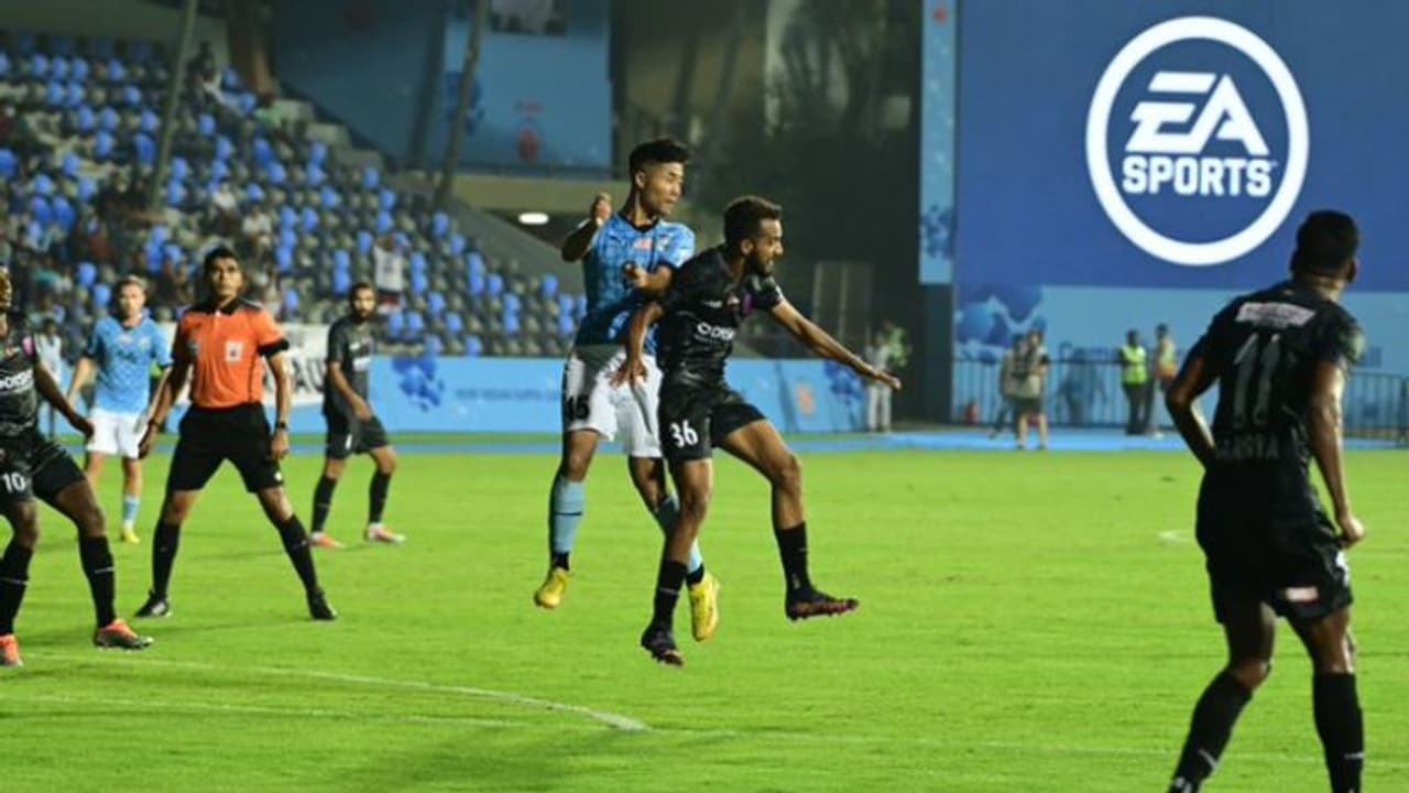 ഓണ്‍ ഗോള്‍ ആദ്യം ഒഡിഷ എഫ്‌സിയെ ചതിച്ചു; ഇഞ്ചുറിടൈമില്‍ വലകുലുക്കി മുംബൈ സിറ്റിക്ക് ആദ്യ ജയം