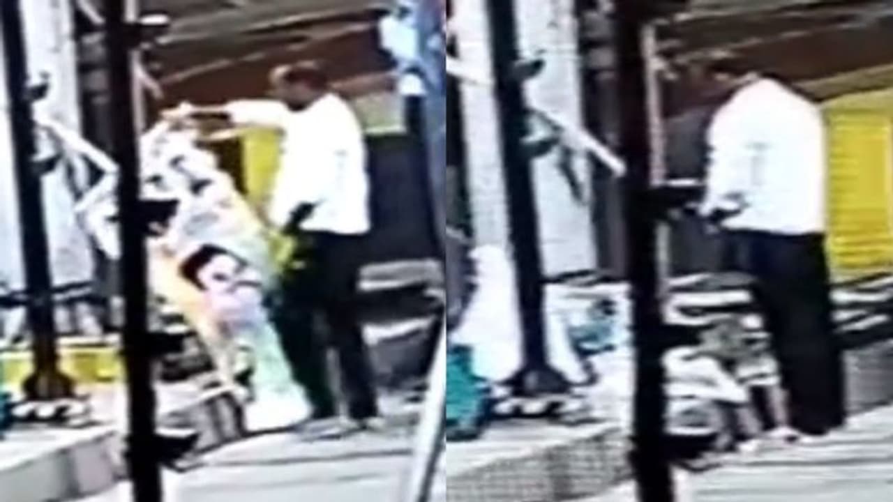 বিজেপি জেলা সভাপতির ছবি ছিঁড়ে রাস্তায় ফেলে তার ওপরেই প্রস্রাব! বিজেপি নেতার কাণ্ডেই হতবাক পদ্মশিবির বিজেপি জেলা সভাপতির ছবি ছিঁড়ে রাস্তায় ফেলে তার ওপরেই প্রস্রাব! বিজেপি নেতার কাণ্ডেই হতবাক পদ্মশিবির