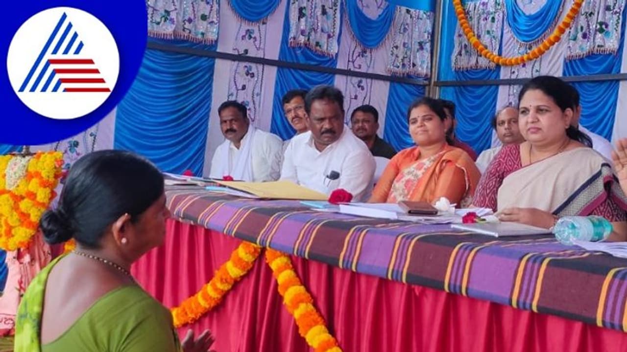 ಕಾಟಾಚಾರಕ್ಕೆ ಗ್ರಾಮ ವಾಸ್ತವ್ಯ; ಒಂದೂವರೆ ತಾಸು ಇದ್ದು ತೆರಳಿದ ಡಿಸಿ! ಕಾಟಾಚಾರಕ್ಕೆ ಗ್ರಾಮ ವಾಸ್ತವ್ಯ; ಒಂದೂವರೆ ತಾಸು ಇದ್ದು ತೆರಳಿದ ಡಿಸಿ!