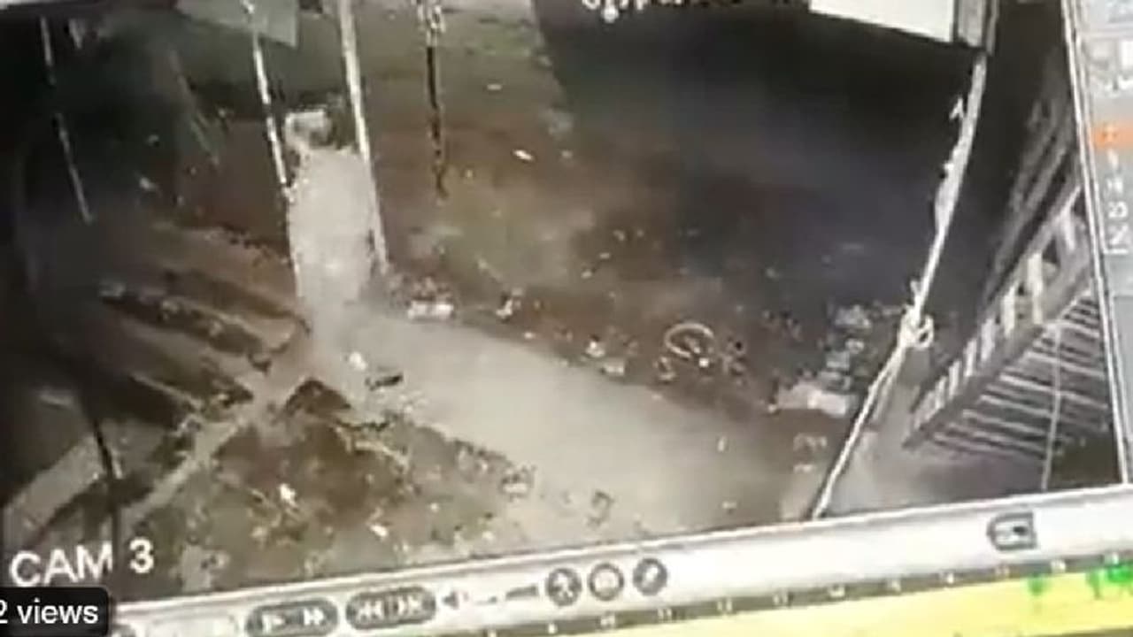 ಪಾನ್ ಶಾಪ್ ಮುಂದಿದ್ದ ಬಲ್ಬ್‌ ನಾಪತ್ತೆ : ಸಿಸಿಟಿವಿ ಪರಿಶೀಲಿಸಿದ ಮಾಲೀಕನಿಗೆ ಶಾಕ್