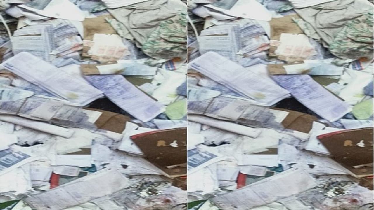 బెజవాడ కోర్టు సిబ్బంది నిర్లక్ష్యం.. చెత్త బుట్టలో న్యాయవాదులు దాఖలు చేసిన కాగితాలు... బెజవాడ కోర్టు సిబ్బంది నిర్లక్ష్యం.. చెత్త బుట్టలో న్యాయవాదులు దాఖలు చేసిన కాగితాలు...