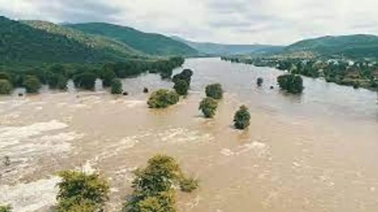 காவிரியில் கரைபுரண்டு ஓடும் வெள்ளம்.. மேட்டூர் அணையின் நீர்வரத்து 1.85 லட்சம் கன அடியாக உயர்வு..