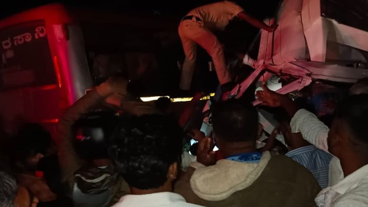 कर्नाटक: टेम्पो ट्रैवलर की मिल्क वैन से टक्कर, 9 तीर्थयात्रियों की मौत, मंदिर में पूजा कर लौट रहे थे घर कर्नाटक: टेम्पो ट्रैवलर की मिल्क वैन से टक्कर, 9 तीर्थयात्रियों की मौत, मंदिर में पूजा कर लौट रहे थे घर