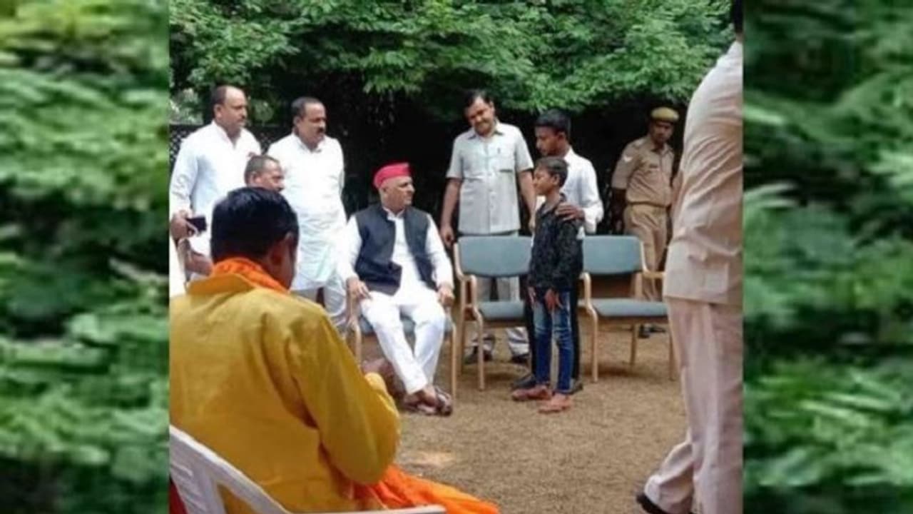 मुलायम सिंह यादव के नन्हे समर्थक से मिले अखिलेश, मदद की पेशकश पर कहा मुझे चाहिए सिर्फ आपका आशीर्वाद मुलायम सिंह यादव के नन्हे समर्थक से मिले अखिलेश, मदद की पेशकश पर कहा मुझे चाहिए सिर्फ आपका आशीर्वाद