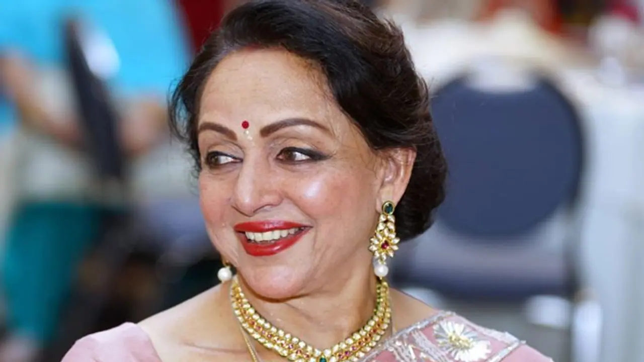 "কাঞ্জিভরম শাড়ি পরলে আমায় নিয়ে হাসাহাসি করা হত" হেমার বিষ্ফোরণে উত্তাল নেট দুনিয়া "কাঞ্জিভরম শাড়ি পরলে আমায় নিয়ে হাসাহাসি করা হত" হেমার বিষ্ফোরণে উত্তাল নেট দুনিয়া