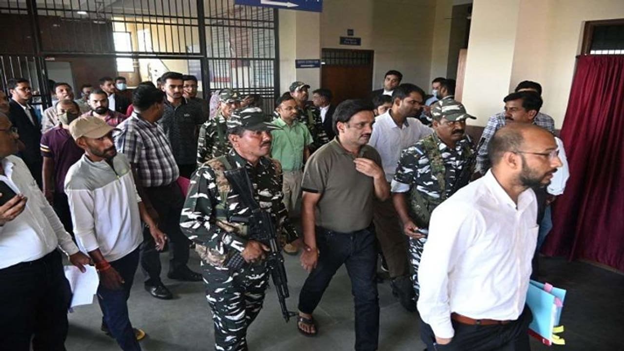 आईएएस समीर विश्नोई को गिफ्ट में मिला था 4 किलो सोना ! ED की जांच में खुले चौंकाने वाले राज आईएएस समीर विश्नोई को गिफ्ट में मिला था 4 किलो सोना ! ED की जांच में खुले चौंकाने वाले राज