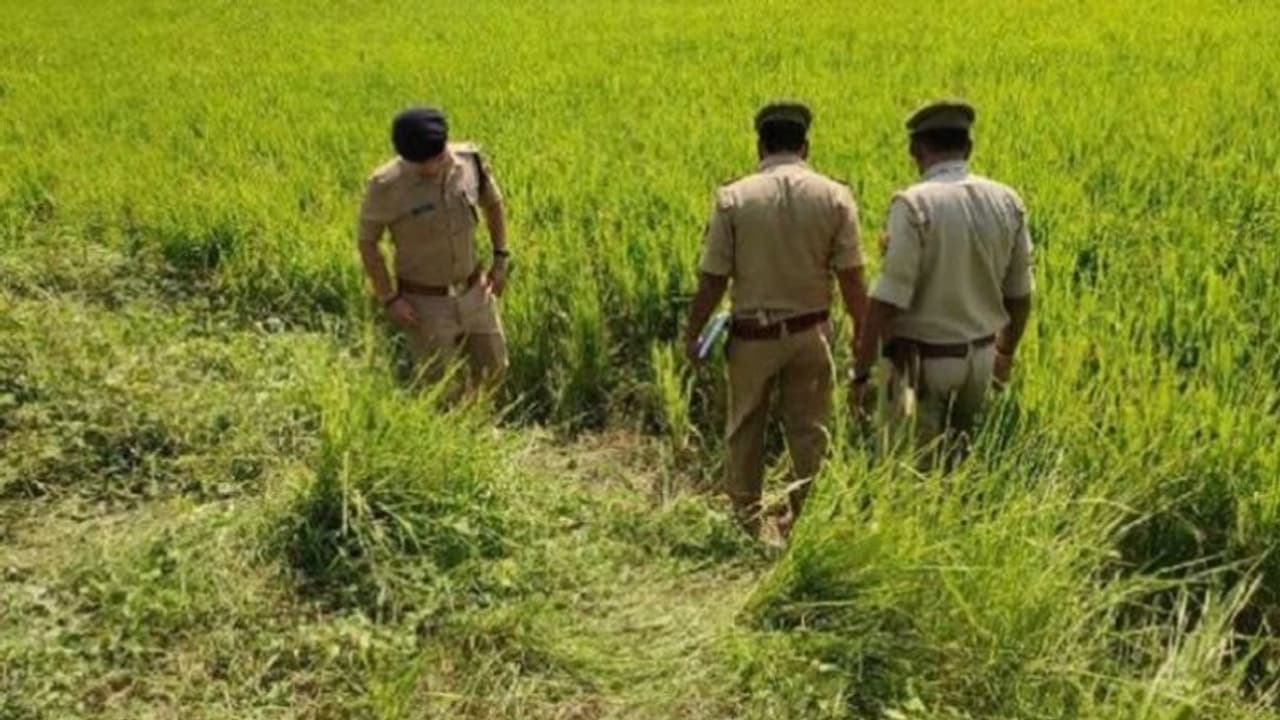 हाथ पैर बांध युवक ने मंगेतर को झाड़ियों में फेंका, सिर्फ इस बात का बदला लेने के लिए दिया वारदात को अंजाम हाथ पैर बांध युवक ने मंगेतर को झाड़ियों में फेंका, सिर्फ इस बात का बदला लेने के लिए दिया वारदात को अंजाम