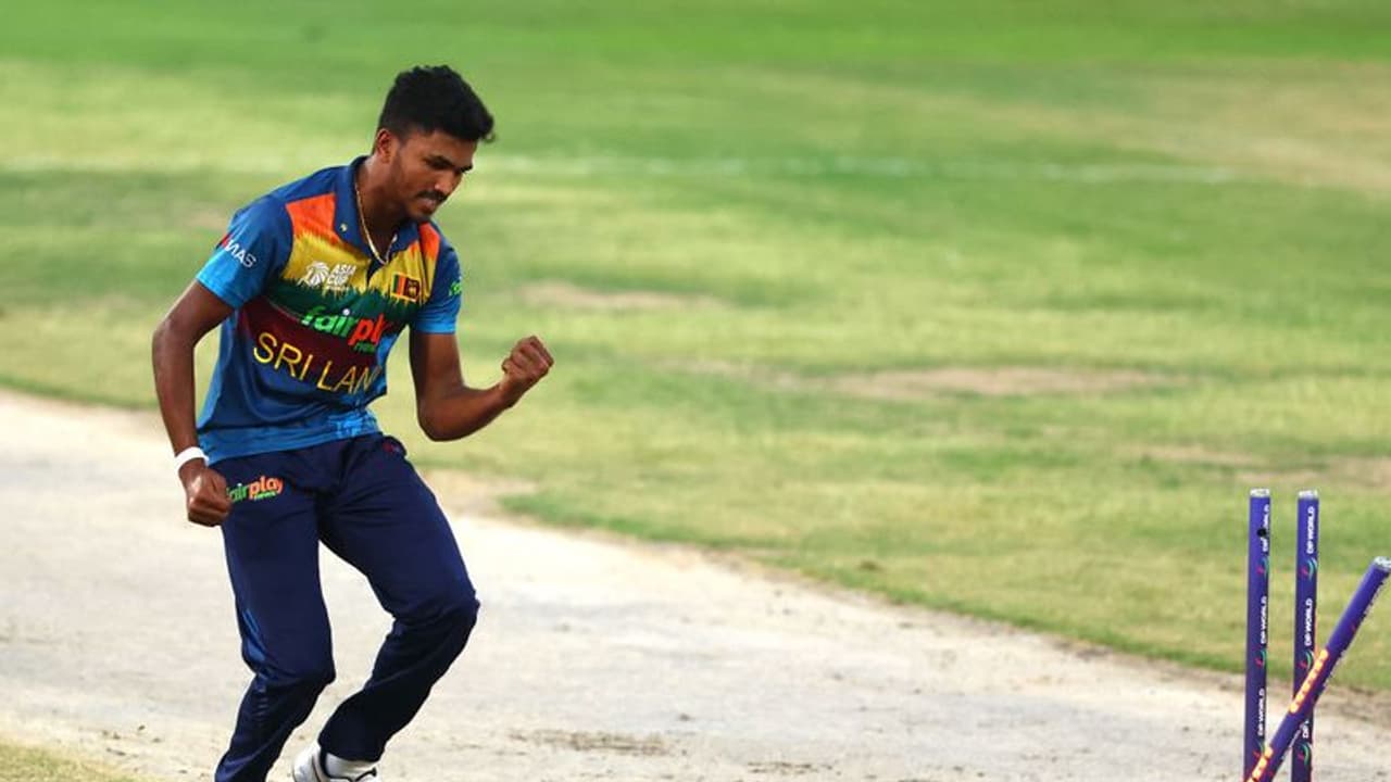 തോല്വിക്ക് പിന്നാലെ ലങ്കക്ക് അടുത്ത തിരിച്ചടി, യുവ പേസര് പരിക്കേറ്റ് പുറത്ത് തോല്വിക്ക് പിന്നാലെ ലങ്കക്ക് അടുത്ത തിരിച്ചടി, യുവ പേസര് പരിക്കേറ്റ് പുറത്ത്