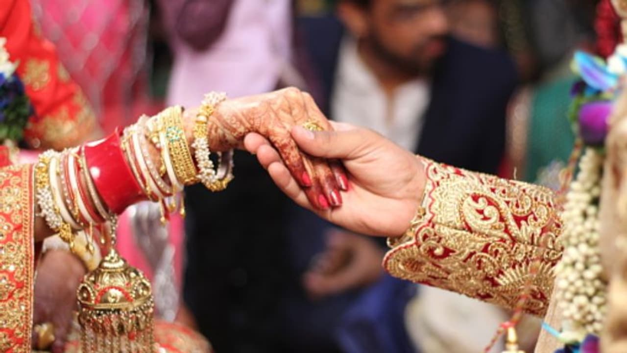 സുഹൃത്തിനെ കാണാനെത്തിയ ഗൂഗിള് ജീവനക്കാരനെ ബന്ദിയാക്കി വിവാഹം ചെയ്യിപ്പിച്ചതായി പരാതി സുഹൃത്തിനെ കാണാനെത്തിയ ഗൂഗിള് ജീവനക്കാരനെ ബന്ദിയാക്കി വിവാഹം ചെയ്യിപ്പിച്ചതായി പരാതി