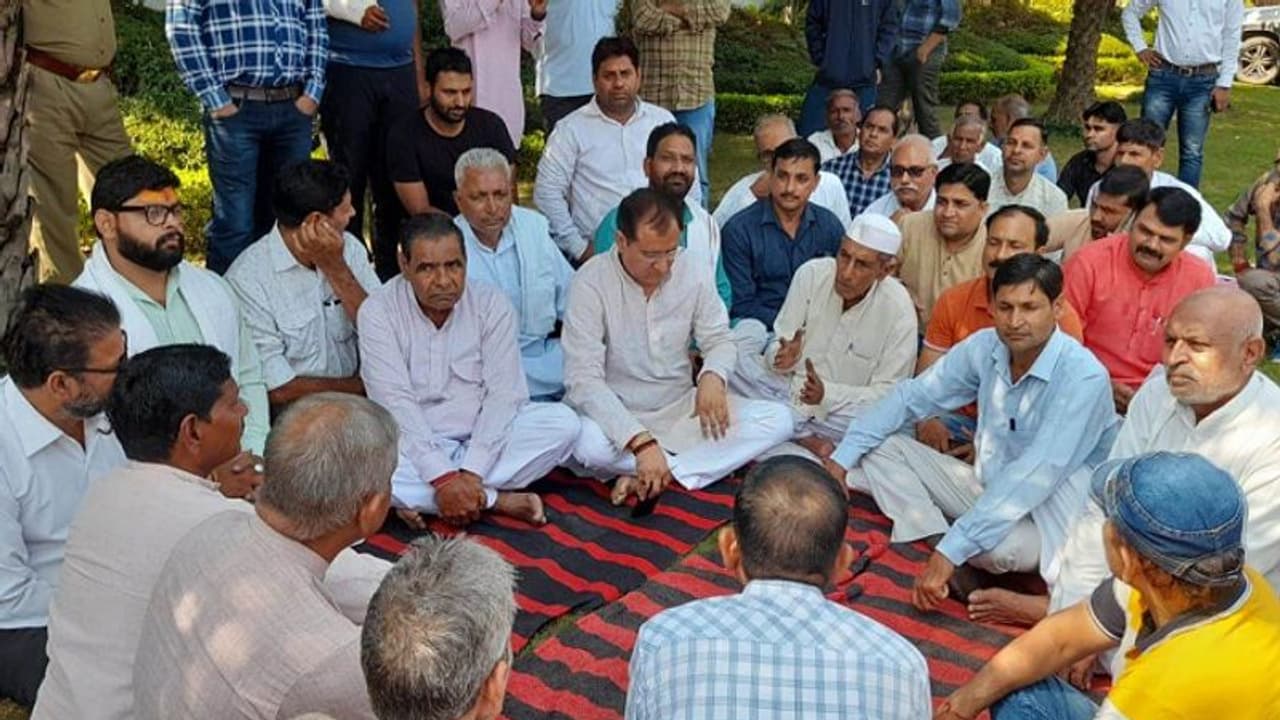 मेरठ: ट्रैक्टर ट्रॉली लेकर बीजेपी एमएलसी के आवास पर पहुंचे किसान, धर्मेंद्र भारद्वाज ने कहा नहीं होगा अन्याय मेरठ: ट्रैक्टर ट्रॉली लेकर बीजेपी एमएलसी के आवास पर पहुंचे किसान, धर्मेंद्र भारद्वाज ने कहा नहीं होगा अन्याय