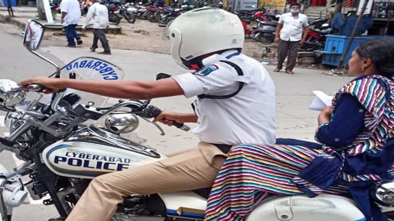 గ్రూప్ 1 ఎగ్జామ్: పొరబడిన యువతి.. సకాలంలో ఎగ్జామ్ సెంటర్ వద్దకు చేర్చిన ట్రాఫిక్ పోలీసు.. గ్రూప్ 1 ఎగ్జామ్: పొరబడిన యువతి.. సకాలంలో ఎగ్జామ్ సెంటర్ వద్దకు చేర్చిన ట్రాఫిక్ పోలీసు..