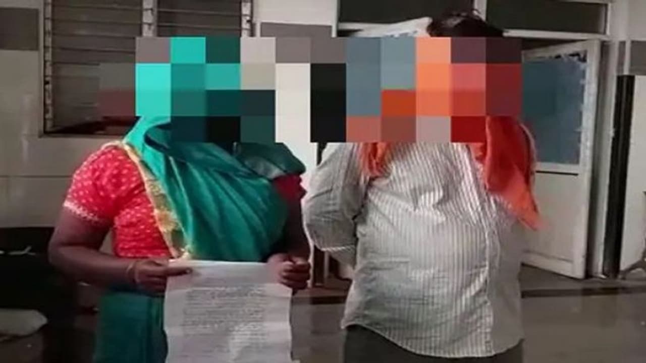 मैनपुरी में दुष्कर्म के बाद जलाई गई पीड़िता हार गई जिंदगी की जंग, पिता बोले गांव नहीं ले जाएंगे बेटी का शव मैनपुरी में दुष्कर्म के बाद जलाई गई पीड़िता हार गई जिंदगी की जंग, पिता बोले गांव नहीं ले जाएंगे बेटी का शव