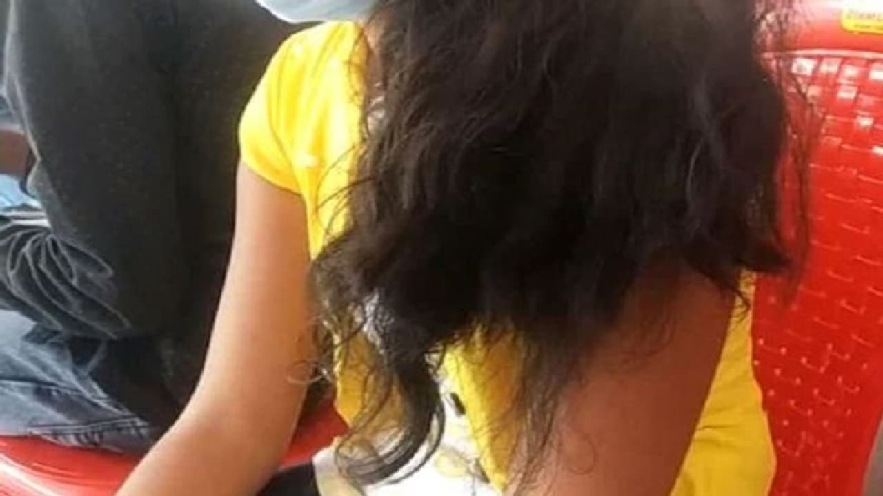 स्कूल में 2 चोटी नहीं करने पर प्रिंसिपल ने काटे बाल, अब छात्रा ने DM से न्याय की गुहार लगाते हुए बोली बड़ी बात स्कूल में 2 चोटी नहीं करने पर प्रिंसिपल ने काटे बाल, अब छात्रा ने DM से न्याय की गुहार लगाते हुए बोली बड़ी बात