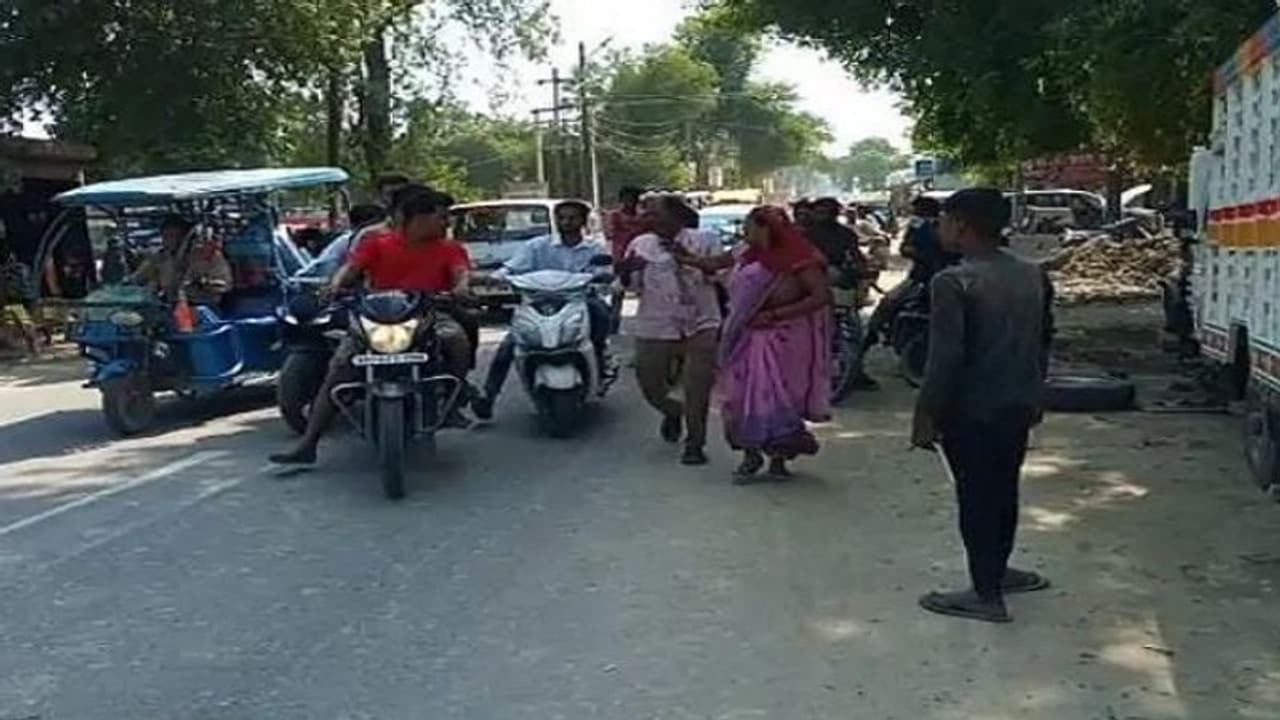 गले में पड़े गमछे से फंसाकर चेन स्नेचर को थाने ले गई महिला, बोली 5 दिन पहले लॉकेट छीनकर भागा था आरोपी गले में पड़े गमछे से फंसाकर चेन स्नेचर को थाने ले गई महिला, बोली 5 दिन पहले लॉकेट छीनकर भागा था आरोपी