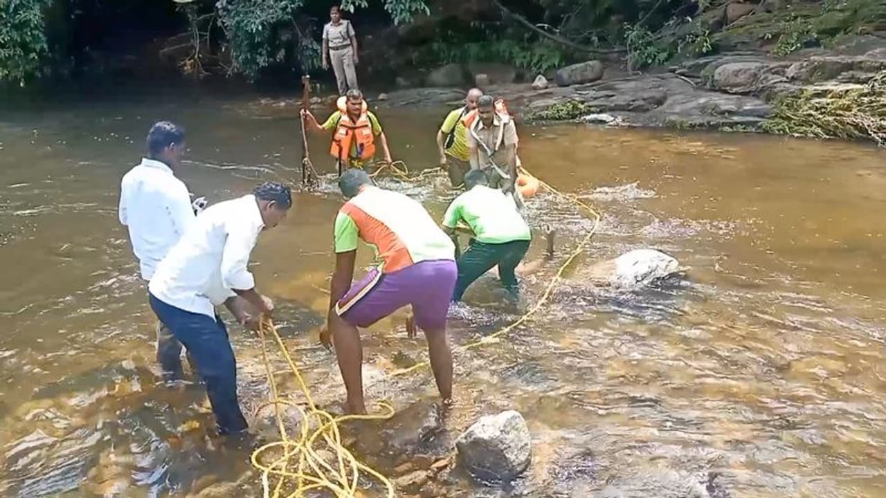 സൽക്കാരത്തിനെത്തി, കുളിക്കാനിറങ്ങിയപ്പോൾ കാൽവഴുതി നദിയിലേക്ക് വീണു, നവദമ്പതികളടക്കം മൂന്നുപേർ മുങ്ങി മരിച്ചു സൽക്കാരത്തിനെത്തി, കുളിക്കാനിറങ്ങിയപ്പോൾ കാൽവഴുതി നദിയിലേക്ക് വീണു, നവദമ്പതികളടക്കം മൂന്നുപേർ മുങ്ങി മരിച്ചു