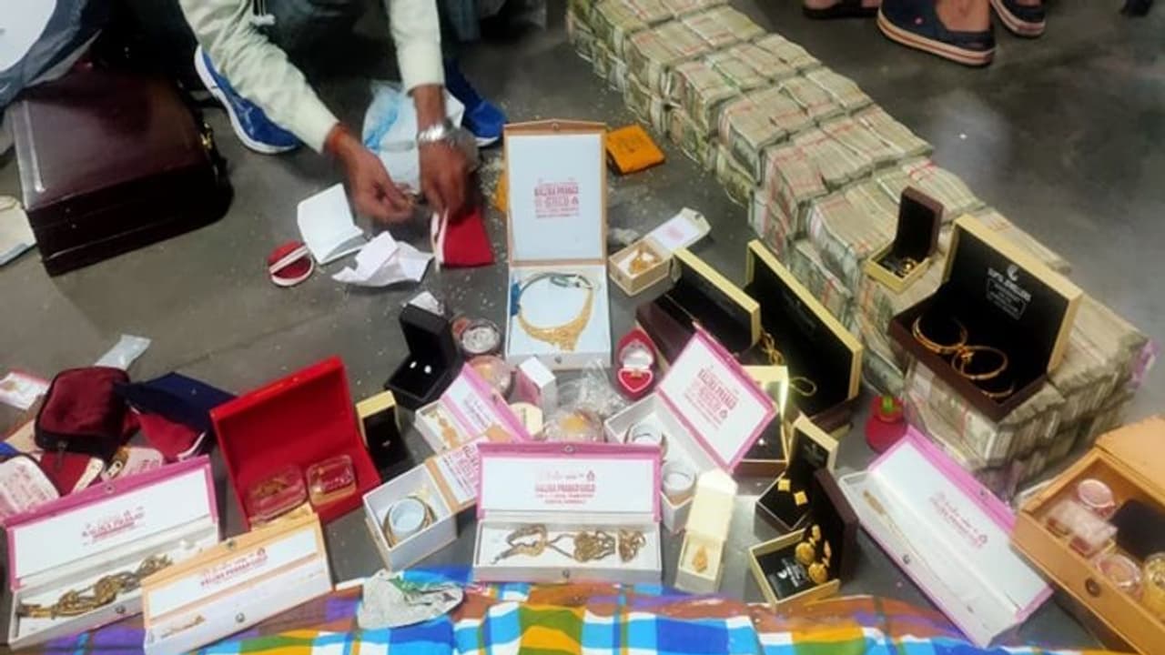 ফের হদিশ মিলল কাঁড়ি কাঁড়ি টাকার! হাওড়ার শিবপুর থেকে উদ্ধার নগদ টাকা সহ গয়না ফের হদিশ মিলল কাঁড়ি কাঁড়ি টাকার! হাওড়ার শিবপুর থেকে উদ্ধার নগদ টাকা সহ গয়না