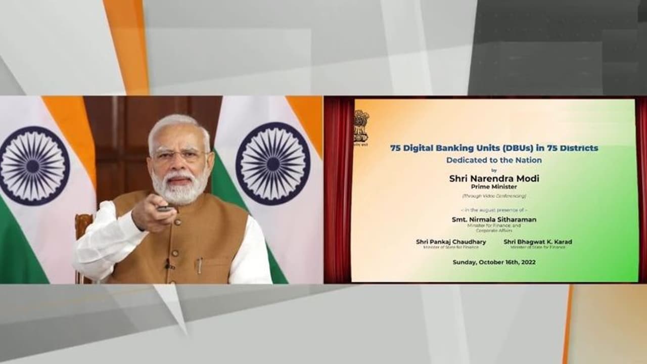 இந்தியாவில் 75 டிஜிட்டல் வங்கி அலகுகள்... நாட்டுக்கு அர்ப்பணித்தார் பிரதமர் மோடி!! இந்தியாவில் 75 டிஜிட்டல் வங்கி அலகுகள்... நாட்டுக்கு அர்ப்பணித்தார் பிரதமர் மோடி!!