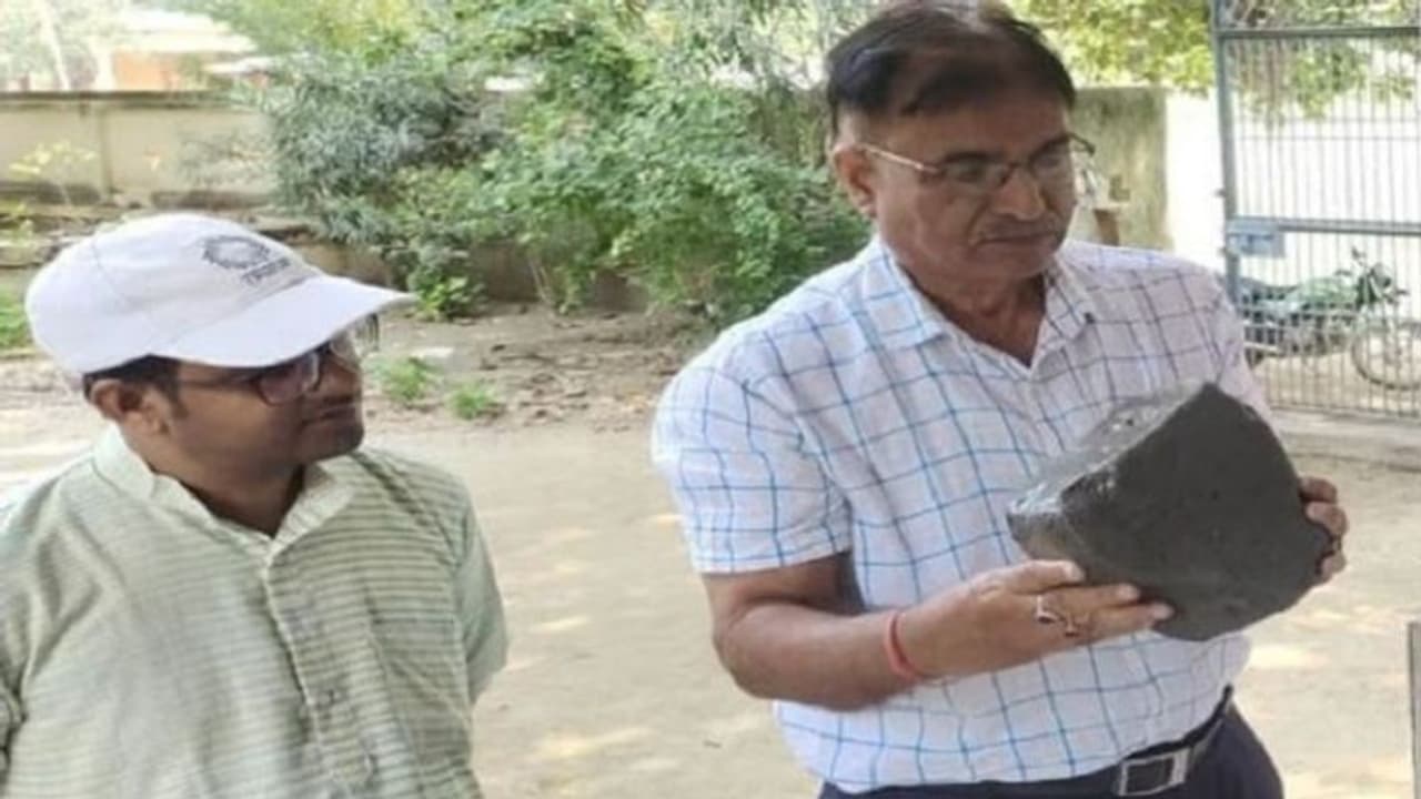 मिर्जापुर: गंगा में तैरते मिले पत्थर का सच आया सामने, BHU के वैज्ञानिकों ने जांच पड़ताल कर बताई ऐसी बात मिर्जापुर: गंगा में तैरते मिले पत्थर का सच आया सामने, BHU के वैज्ञानिकों ने जांच पड़ताल कर बताई ऐसी बात