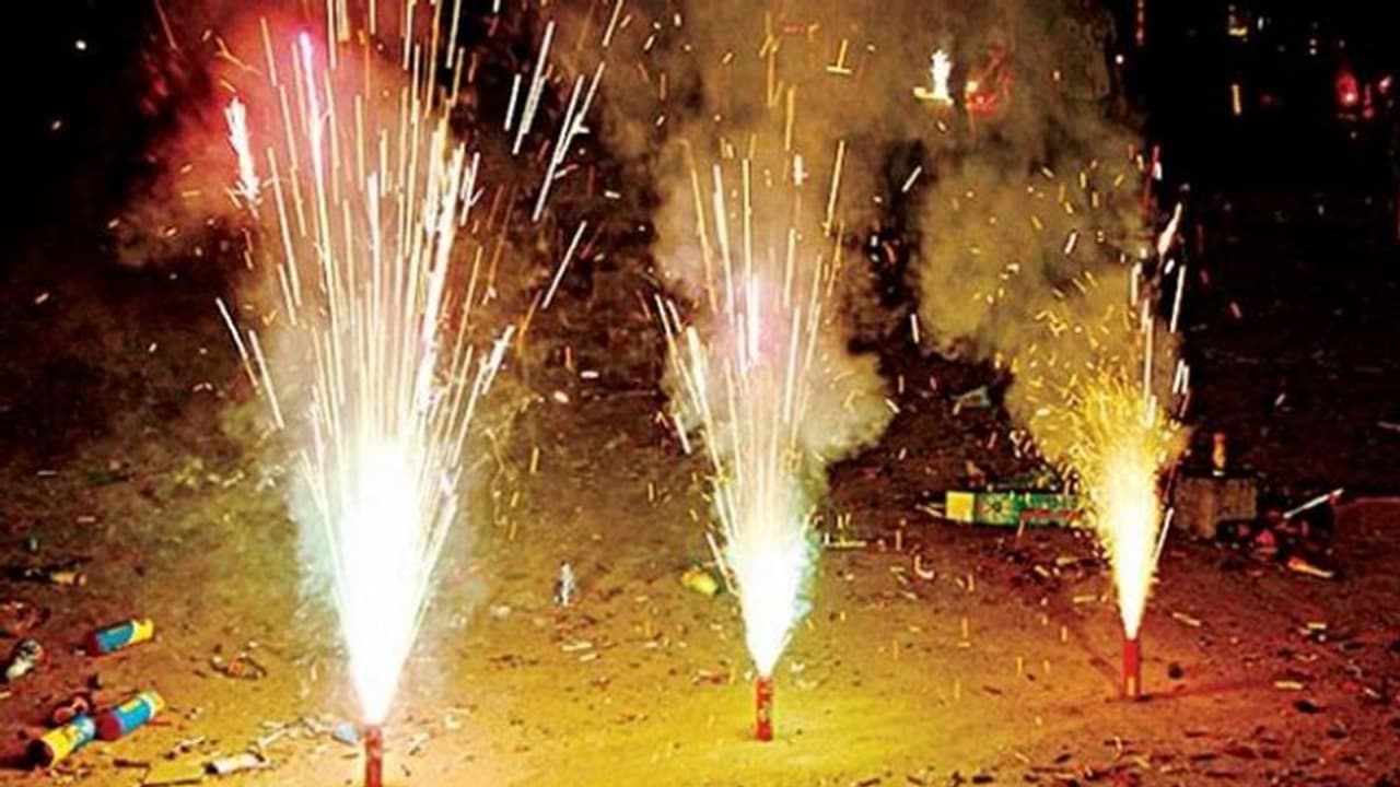 এবছর কালীপুজোয় কি বাজি ফাটবে না কলকাতায়? দমকলের ছাড়পত্র নিয়ে ব্যবসায়িদের মনে ব্যাপক সংশয় 