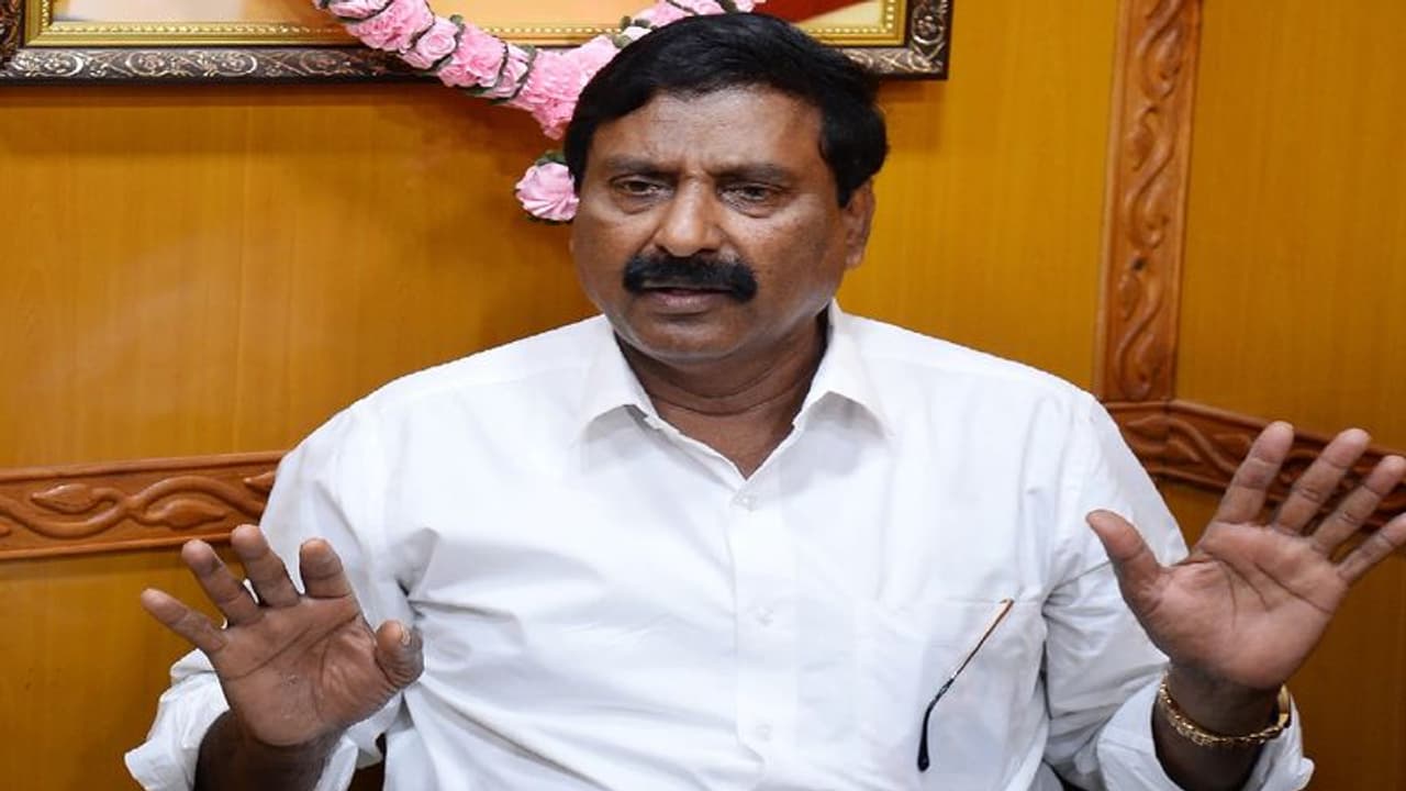 தனியார் பள்ளிகளில் கட்டண கொள்ளை… துணை போகிறது அரசு… அதிமுக நிர்வாகி கண்டனம்!!