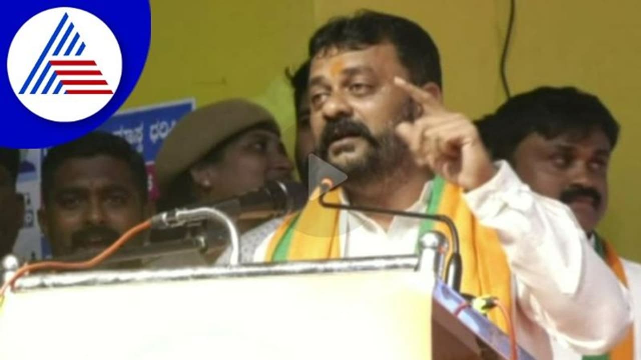 ಧಾರವಾಡ: ವಿನಯ ಕುಲಕರ್ಣಿಗೆ ಏಕವಚನದಲ್ಲಿ ಟಾಂಗ್ ಕೊಟ್ಟ ಶಾಸಕ ಅಮೃತ ದೇಸಾಯಿ ಧಾರವಾಡ: ವಿನಯ ಕುಲಕರ್ಣಿಗೆ ಏಕವಚನದಲ್ಲಿ ಟಾಂಗ್ ಕೊಟ್ಟ ಶಾಸಕ ಅಮೃತ ದೇಸಾಯಿ