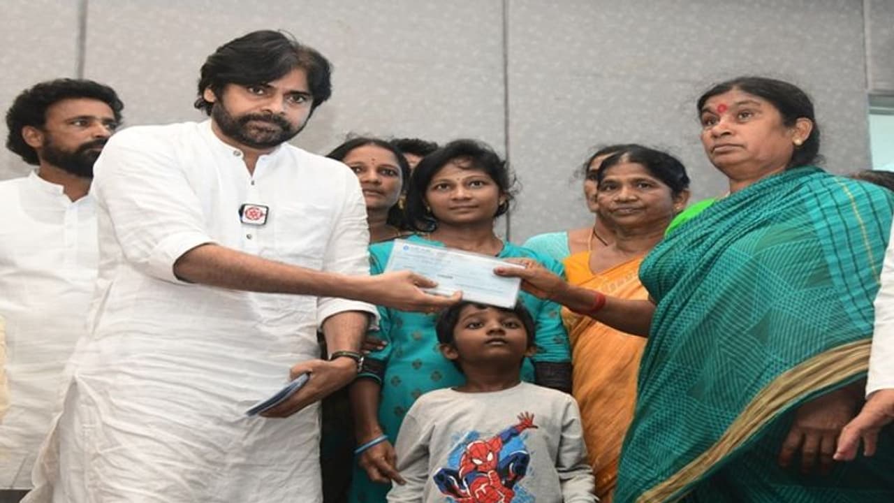 పోలీసుల ఆంక్షలు.. నోవాటెల్లోనే పవన్, మీడియా సమక్షంలో కార్యకర్తల కుటుంబాలకు ఆర్ధిక సాయం పోలీసుల ఆంక్షలు.. నోవాటెల్లోనే పవన్, మీడియా సమక్షంలో కార్యకర్తల కుటుంబాలకు ఆర్ధిక సాయం