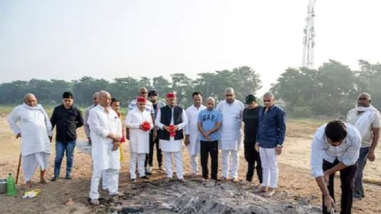 मुलायम सिंह की अस्थियों को आज हरिद्वार में किया जाएगा प्रवाहित, विधि विधान से होगा नेताजी का कर्मकांड मुलायम सिंह की अस्थियों को आज हरिद्वार में किया जाएगा प्रवाहित, विधि विधान से होगा नेताजी का कर्मकांड