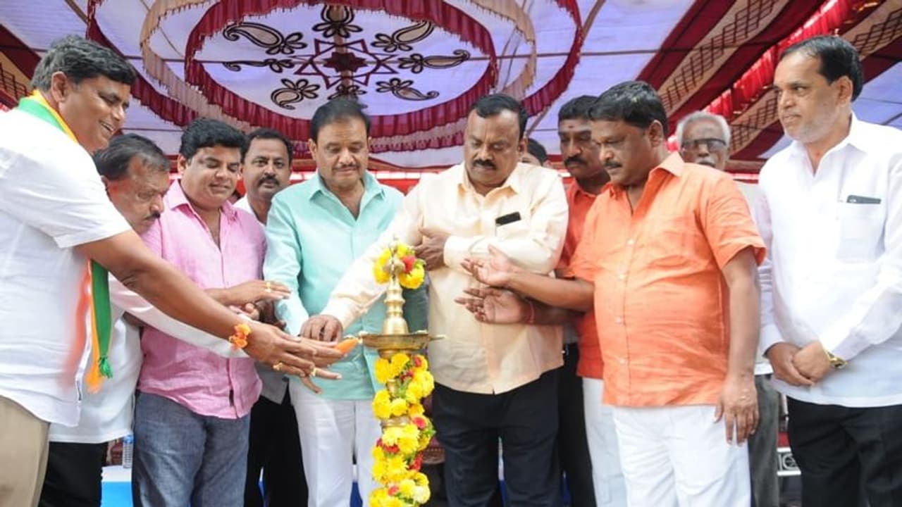 ರಾಕ್ಷಸಿ ಹಳ್ಳದಲ್ಲಿ ಈಜುಕೊಳ, ಉದ್ಯಾನ ಆಟದ ಮೈದಾನ ನಿರ್ಮಾಣ: ಮುನಿರತ್ನ ರಾಕ್ಷಸಿ ಹಳ್ಳದಲ್ಲಿ ಈಜುಕೊಳ, ಉದ್ಯಾನ ಆಟದ ಮೈದಾನ ನಿರ್ಮಾಣ: ಮುನಿರತ್ನ