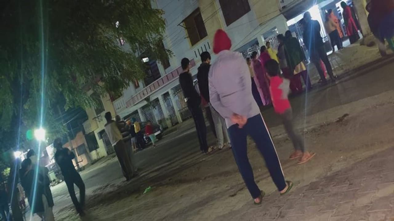 राजस्थान में आधी रात दो बार भूकंप से कांपी धरती: हिलने लगे दरवाजे और खिड़की, घरों से बाहर आ गए लोग राजस्थान में आधी रात दो बार भूकंप से कांपी धरती: हिलने लगे दरवाजे और खिड़की, घरों से बाहर आ गए लोग