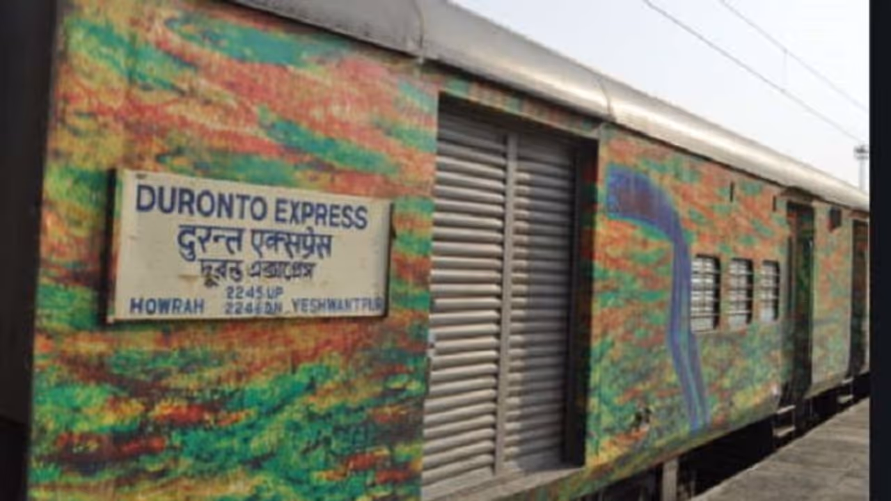 दूरंतो एक्सप्रेस में बदमाशों का तांडव, 20 हथियारबंद लोगों ने ट्रेन के डिब्बे में घुसकर यात्रियों से की लूटपाट दूरंतो एक्सप्रेस में बदमाशों का तांडव, 20 हथियारबंद लोगों ने ट्रेन के डिब्बे में घुसकर यात्रियों से की लूटपाट