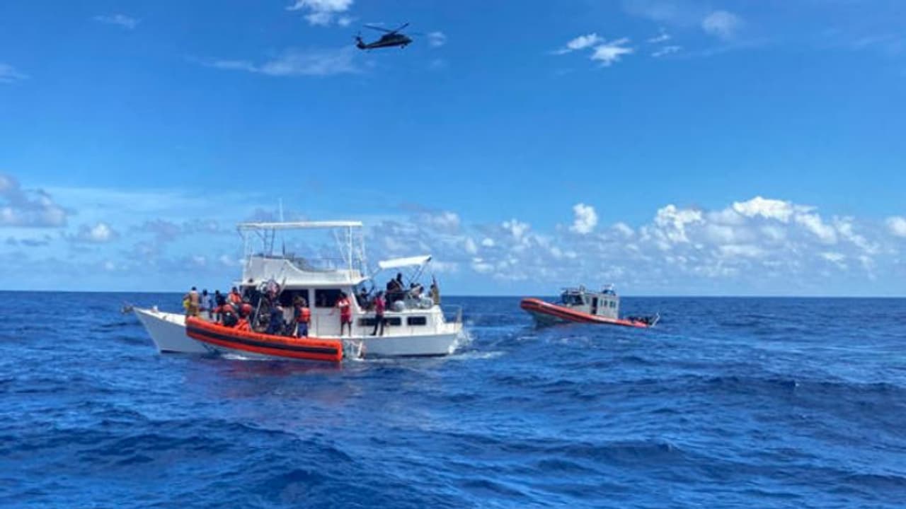 ആളുകളെ കുത്തി നിറച്ച് ഭക്ഷണവും വെള്ളവുമില്ലാതെ കടലില്‍ അലഞ്ഞത് ദിവസങ്ങള്‍; ഒടുവില്‍ രക്ഷകരായി കോസ്റ്റ് ഗാര്‍ഡ്