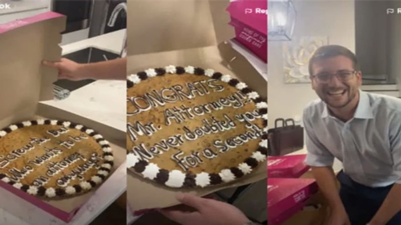 बार एग्जाम पास करने पर पति को पत्नी ने दिया खास तरह का सरप्राइज, Video देख बोल उठेंगे ऐसा प्यार कहां बार एग्जाम पास करने पर पति को पत्नी ने दिया खास तरह का सरप्राइज, Video देख बोल उठेंगे ऐसा प्यार कहां