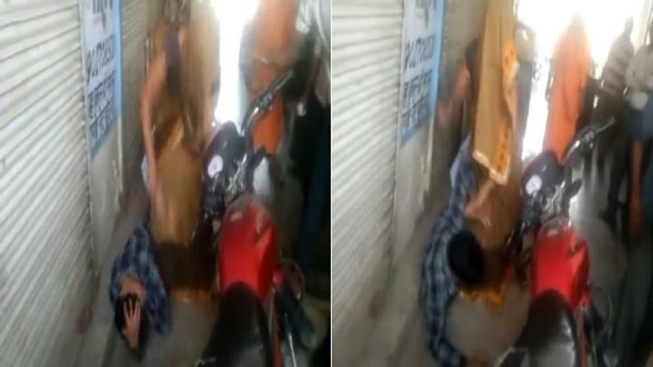 PET परीक्षा देने आए युवक पर महिला ने जमकर बरसाए चप्पल, पिटाई का कारण जानने के लिए थाने पहुंच गया पीड़ित PET परीक्षा देने आए युवक पर महिला ने जमकर बरसाए चप्पल, पिटाई का कारण जानने के लिए थाने पहुंच गया पीड़ित