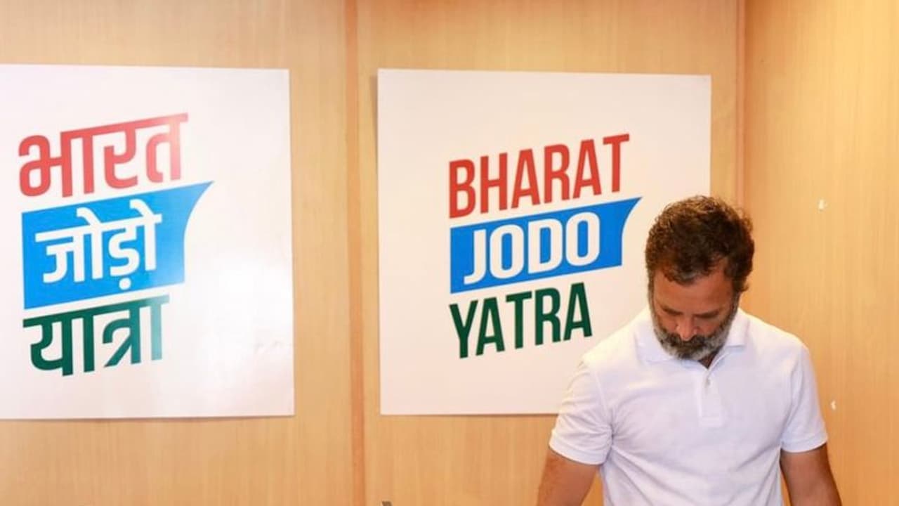 కాంగ్రెస్ అధ్యక్ష ఎన్నికలు: ఓట్లు వేసిన రాహుల్ గాంధీ, ఖర్గే.. శశి థరూర్ కీలక వ్యాఖ్యలు కాంగ్రెస్ అధ్యక్ష ఎన్నికలు: ఓట్లు వేసిన రాహుల్ గాంధీ, ఖర్గే.. శశి థరూర్ కీలక వ్యాఖ్యలు