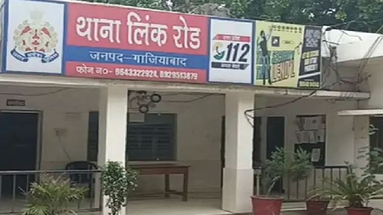 दो साल की मासूम को किडनैप कर दरिंदे ने किया दुष्कर्म, आंतों तक गंभीर चोट आने की वजह से डॉक्टर ने बोली बड़ी बात दो साल की मासूम को किडनैप कर दरिंदे ने किया दुष्कर्म, आंतों तक गंभीर चोट आने की वजह से डॉक्टर ने बोली बड़ी बात