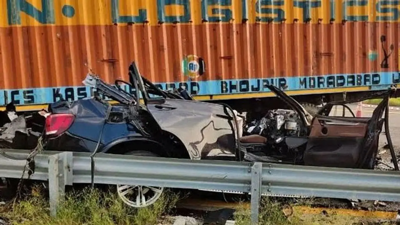 நாங்க 4 பேரும் சாகப்போகிறோம்.. பேஸ்புக்கில் லைவ்.. 230 கி.மீ. மின்னல் வேகத்தில் லாரிக்குள் புகுந்த கார்.!