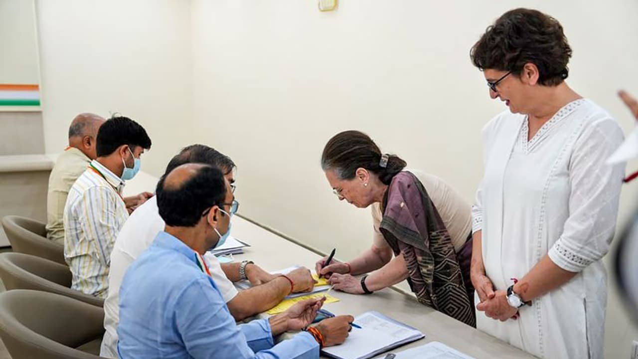 ಕಾಂಗ್ರೆಸ್ ಅಧ್ಯಕ್ಷ ಚುನಾವಣೆ ಅಂತ್ಯ, ಸಂಚಲನ ಮೂಡಿಸಿದ ಶಶಿ ತರೂರ್ ಟ್ವೀಟ್! ಕಾಂಗ್ರೆಸ್ ಅಧ್ಯಕ್ಷ ಚುನಾವಣೆ ಅಂತ್ಯ, ಸಂಚಲನ ಮೂಡಿಸಿದ ಶಶಿ ತರೂರ್ ಟ್ವೀಟ್!