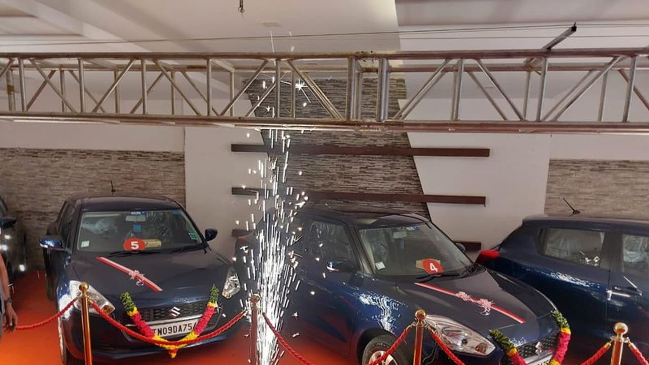 കാറും ബൈക്കും; 1.2 കോടിയുടെ സമ്മാനവുമായി മുതലാളി, പൊട്ടിക്കരഞ്ഞ് തൊഴിലാളികള്‍!