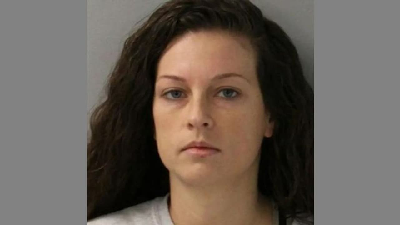 स्कूल टीचर ने छात्र के साथ 8 बार किया सेक्स, लड़के से कहा किसी को ना बताना ये बात, लेकिन...