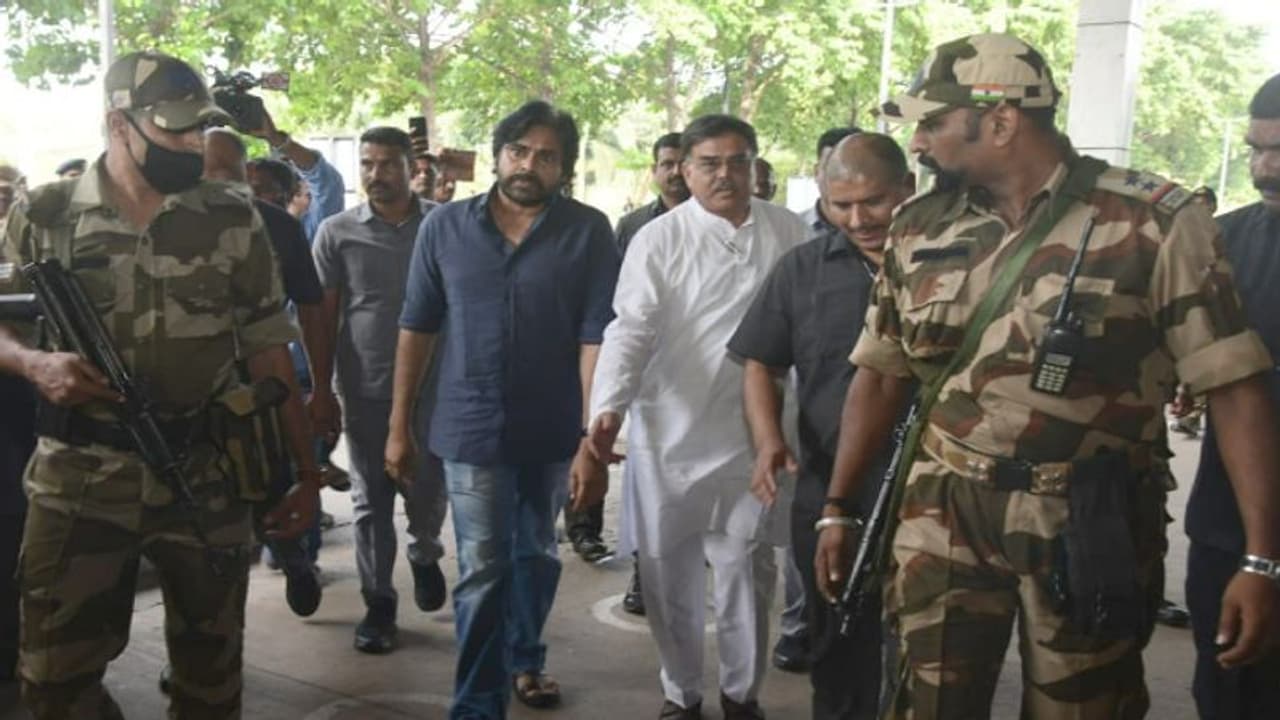 ప్రభుత్వంపై న్యాయపోరాటానికి సిద్దమైన పవన్ కల్యాణ్.. పోలీసుల వ్యవస్థ మీద పోరాటం కాదని వెల్లడి.. ప్రభుత్వంపై న్యాయపోరాటానికి సిద్దమైన పవన్ కల్యాణ్.. పోలీసుల వ్యవస్థ మీద పోరాటం కాదని వెల్లడి..