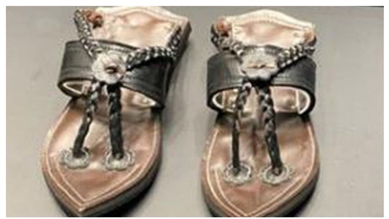 പ്രവാചകന് മുഹമ്മദ് നബിയുടെ ചെരുപ്പിന്റെ മാതൃകയുമായി സൗദിയില് പ്രദര്ശനം പ്രവാചകന് മുഹമ്മദ് നബിയുടെ ചെരുപ്പിന്റെ മാതൃകയുമായി സൗദിയില് പ്രദര്ശനം