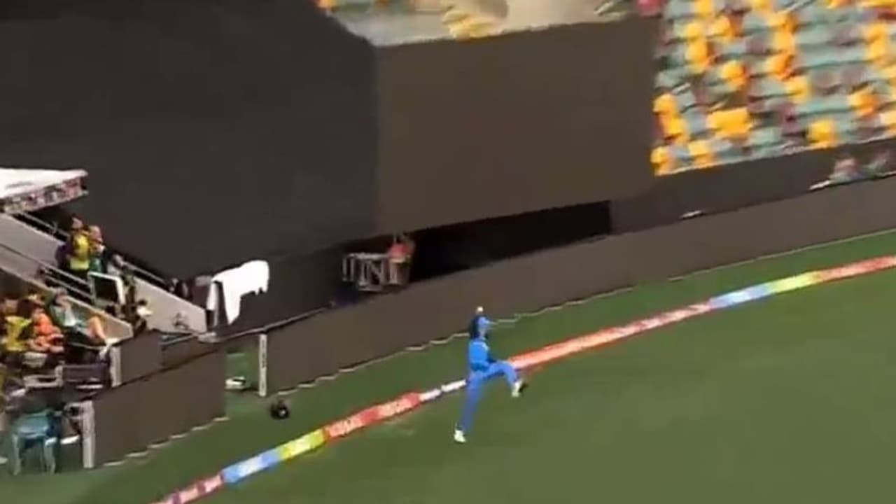 லாங் ஆனில் விராட் கோலியின் ஒன் ஹேண்ட் கேட்ச்சை பார்த்து மிரண்டுபோன ஆஸ்திரேலிய வீரர்கள்..! வைரல் வீடியோ 